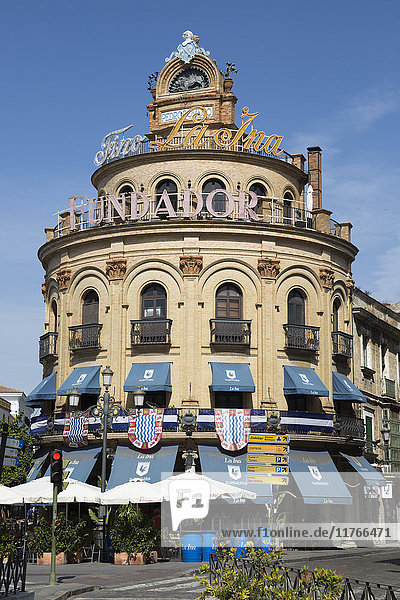 El Gallo Azul  1929 erbautes Rundbau-Café  Werbung für Fundador-Brandwein  Jerez de la Frontera  Andalusien  Spanien  Europa