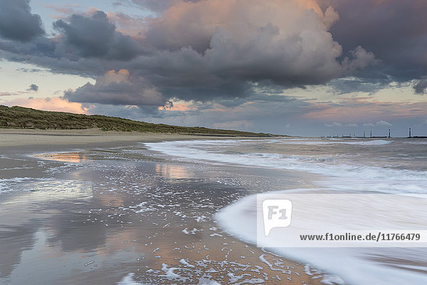 Eine schöne Wolkenlandschaft und wildes Meer bei Waxham  Norfolk  England  Vereinigtes Königreich  Europa