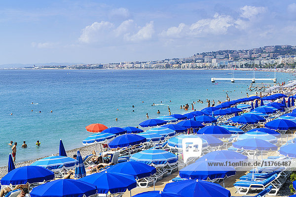 Blaue Sonnenschirme am Strand  Promenade des Anglais  Nizza  Alpes Maritimes  Cote d'Azur  Provence  Frankreich  Mittelmeer  Europa