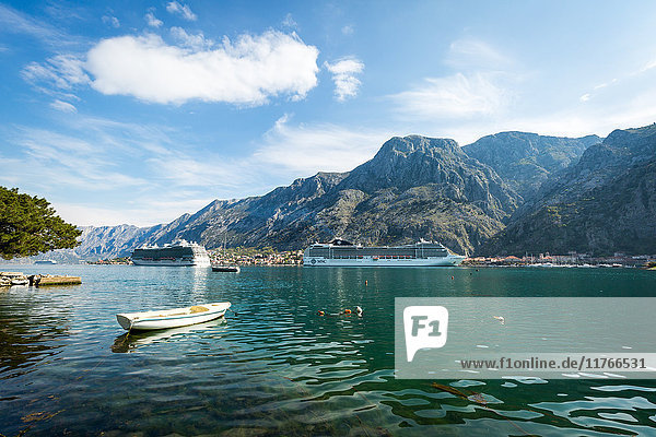 Kreuzfahrtschiffe in der Bucht von Kotor  UNESCO-Weltkulturerbe  Montenegro  Europa