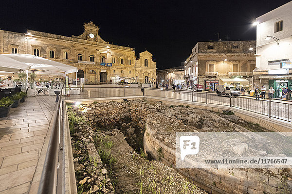 Nachtansicht des Rathauses und der antiken Ruinen in der mittelalterlichen Altstadt von Ostuni  Provinz Brindisi  Apulien  Italien  Europa