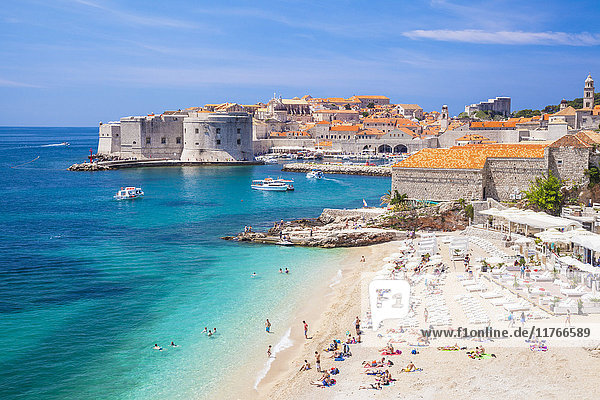 Strand Banje  Alter Hafen und Altstadt von Dubrovnik  Dubrovnik  Dalmatinische Küste  Kroatien  Europa