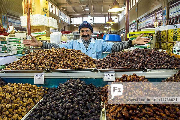 Lokaler Verkäufer  der alle Arten von Datteln verkauft  Fischmarkt  Kuwait-Stadt  Kuwait  Naher Osten