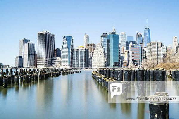 Skyline von Lower Manhattan von der Brooklyn-Seite des East River aus gesehen  New York City  Vereinigte Staaten von Amerika  Nordamerika