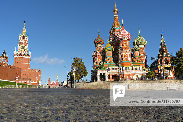 Der Rote Platz  die Basilius-Kathedrale und der Erlöserturm des Kremls  UNESCO-Weltkulturerbe  Moskau  Russland  Europa