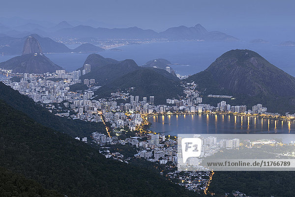 Die Lagoa Rodrigo de Freitas  der Zuckerhut und die Landschaft von Rio de Janeiro vom Tijuca-Nationalpark aus  Rio de Janeiro  Brasilien  Südamerika