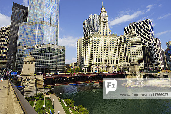 Trump Tower und Wrigley Building am Chicago River  Chicago  Illinois  Vereinigte Staaten von Amerika  Nordamerika