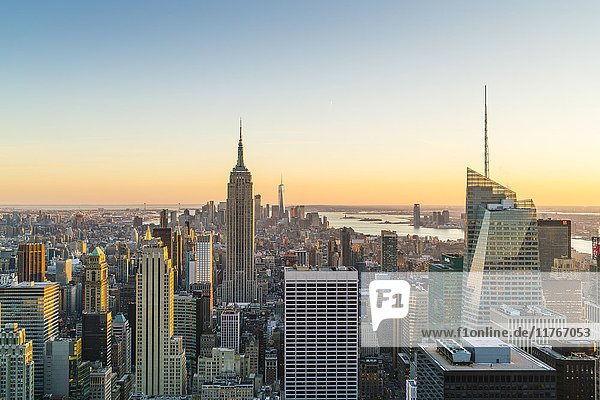 Skyline von Manhattan und Empire State Building  Sonnenuntergang  New York City  Vereinigte Staaten von Amerika  Nordamerika