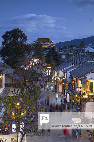 Blick auf Dali in der Abenddämmerung  Yunnan  China  Asien