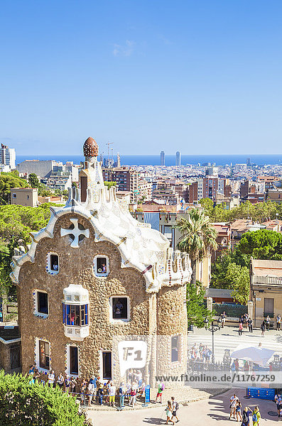 Casa del Guarda von Antoni Gaudi im Parc Guell  UNESCO-Weltkulturerbe  mit Blick auf die Skyline der Stadt Barcelona  Katalonien (Catalunya)  Spanien  Europa