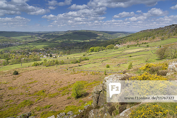 Blick von Baslow Edge auf Curbar Edge und das Dorf Calver  Derbyshire Dales  Derbyshire  England  Vereinigtes Königreich  Europa