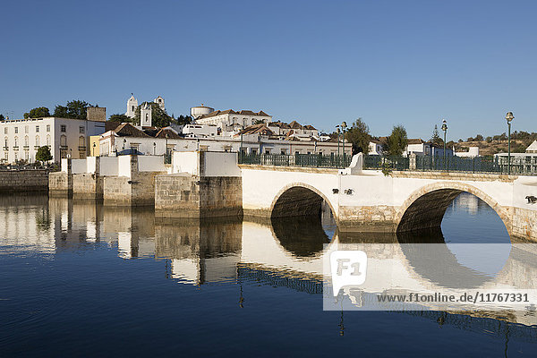 Römische Brücke mit sieben Bögen und Stadt am Fluss Rio Gilao  Tavira  Algarve  Portugal  Europa