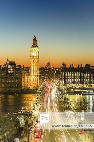 Blick von oben auf Big Ben  den Palace of Westminster und die Westminster Bridge in der Abenddämmerung  London  England  Vereinigtes Königreich  Europa