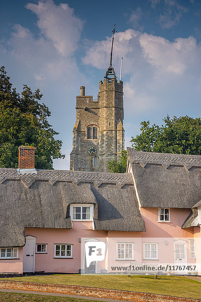 St. Mary the Virgin's Church und die Pink Cottages  Cavendish  Suffolk  England  Vereinigtes Königreich  Europa