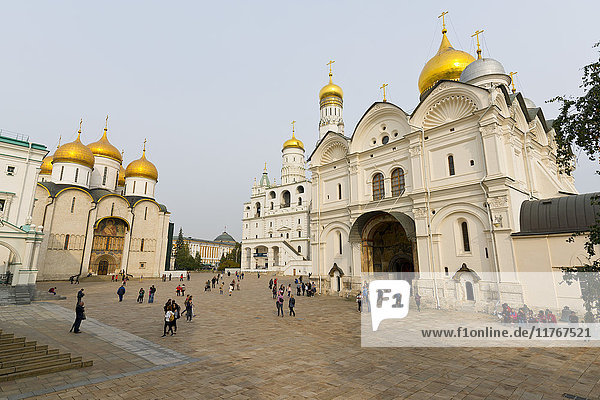 Mariä-Himmelfahrt-Kathedrale  Glockenturm Iwan der Große und Erzengel-Kathedrale im Kreml  UNESCO-Weltkulturerbe  Moskau  Russland  Europa