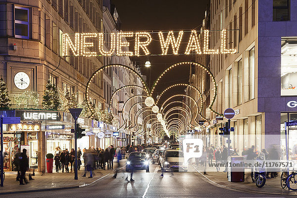 Straße Neuer Wall mit Weihnachtsdekoration  Hamburg  Hansestadt  Deutschland  Europa