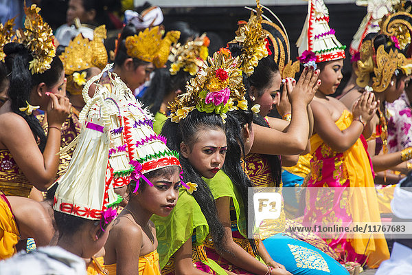 Pilger beim Gebet im Pura Ulun Danu Bratan-Tempel  Bali  Indonesien  Südostasien  Asien