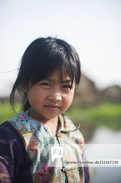Ein kleines Mädchen in einem schwimmenden Dorf auf dem Inle-See in Myanmar (Birma)  Asien