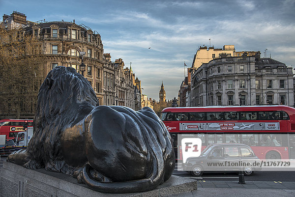 Landseer-Löwenstatue und Doppeldeckerbus  Londoner Ikonen am Trafalgar Square  London  England  Vereinigtes Königreich  Europa