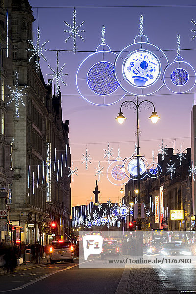 Weihnachtsbeleuchtung in The Strand  London  England  Vereinigtes Königreich  Europa