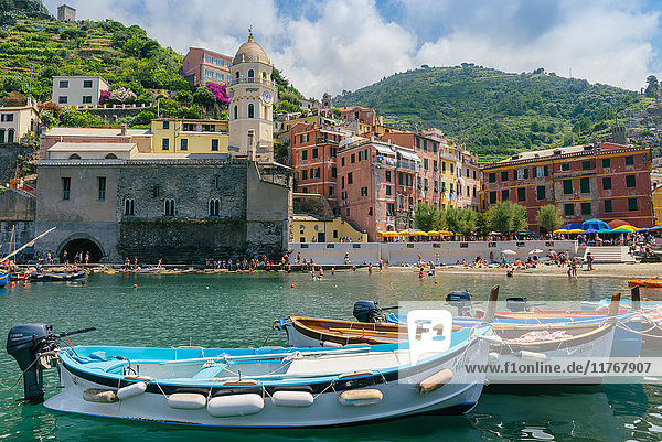 Hafen von Vernazza  Cinque Terre  UNESCO-Weltkulturerbe  Ligurien  Italienische Riviera  Italien  Europa