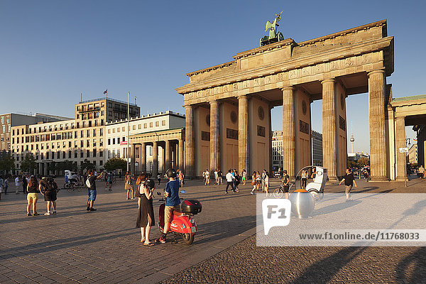 Brandenburger Tor (Brandenburger Tor) bei Sonnenuntergang  Platz des 18. März  Fernsehturm  Berlin Mitte  Berlin  Deutschland  Europa
