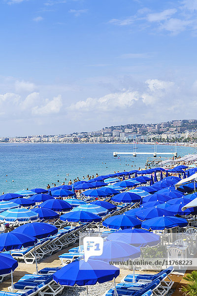 Blaue Sonnenschirme am Strand  Promenade des Anglais  Nizza  Alpes Maritimes  Cote d'Azur  Provence  Frankreich  Mittelmeer  Europa