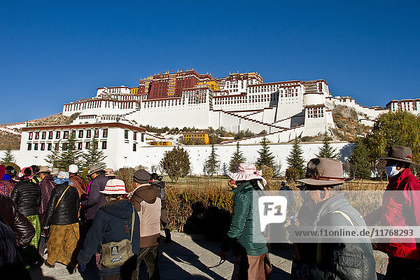 Der Potala-Palast  UNESCO-Weltkulturerbe  mit tibetisch-buddhistischen Anhängern  Lhasa  Tibet  China  Asien