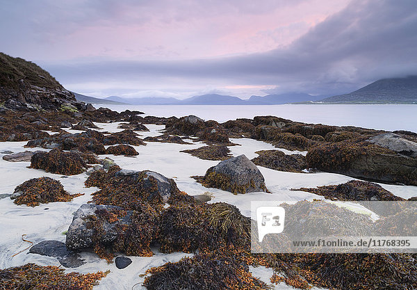 Ein schöner Morgenhimmel über dem Strand von Horgabost  Isle of Harris  Äußere Hebriden  Schottland  Vereinigtes Königreich  Europa