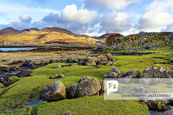 Blick auf die Küste und die Hügel von Portuairk  Sanna Bay entlang der Ardnamurchan-Küste in den schottischen Highlands  Schottland  Vereinigtes Königreich  Europa