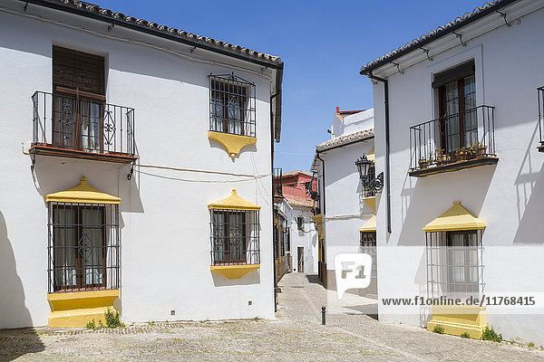 Traditionelle spanische weiß getünchte Häuser in der Nähe der Plaza Duquesa de Parcent  Ronda  Andalusien  Spanien  Europa