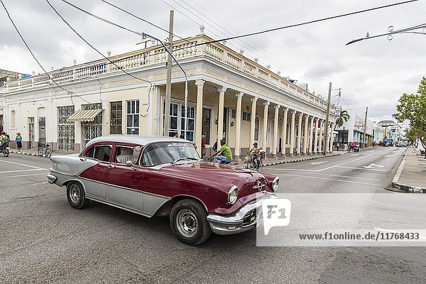 Klassisches Oldsmobile-Taxi aus den 1950er Jahren  lokal bekannt als almendrones in der Stadt Cienfuegos  Kuba  Westindien  Karibik  Mittelamerika