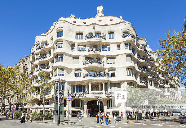Frontfassade der Casa Mila (La Pedrera) von Antoni Gaudi  UNESCO-Weltkulturerbe  Barcelona  Katalonien (Catalunya)  Spanien  Europa