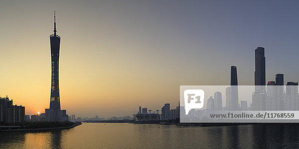 Skyline von Tianhe bei Sonnenuntergang  Guangzhou  Guangdong  China  Asien