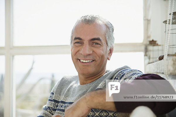 Porträt lächelnder  selbstbewusster Senior