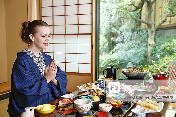 Weiße Frau in Yukata beim Essen in einem traditionellen Ryokan  Tokio  Japan