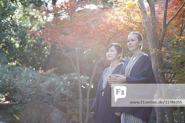 Weiße Frau in Yukata mit japanischem Freund in traditionellem Ryokan  Tokio  Japan