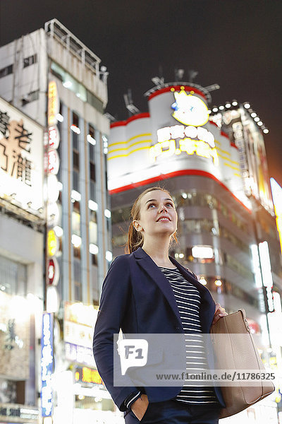 Kaukasische Frau in der Innenstadt von Tokio bei Nacht  Tokio  Japan