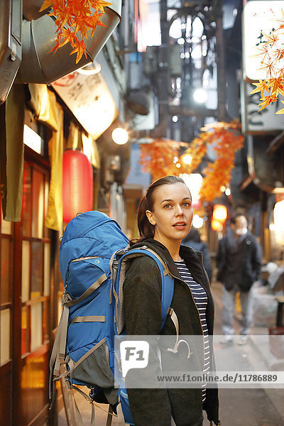 Kaukasischer Rucksacktourist in der Innenstadt von Tokio bei Nacht  Tokio  Japan