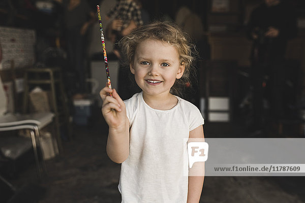 Porträt eines Mädchens mit Zauberstab im Lagerraum