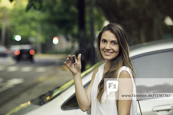 Junge Frau mit Autoschlüsseln  lächelnd  Portrait