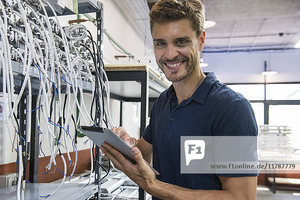 Elektrotechniker lächelt fröhlich  Porträt