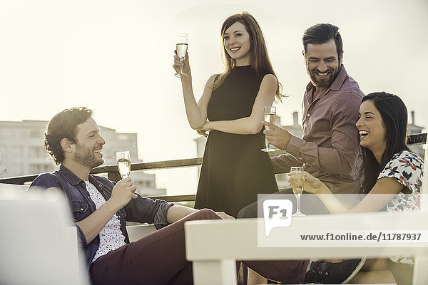Freundeskreis entspannt sich bei Wein im Freien