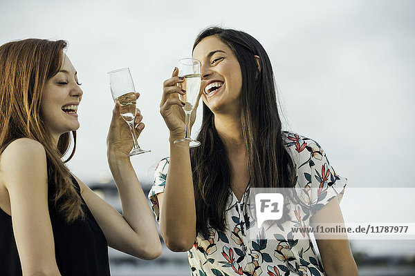 Frauen trinken Champagner im Freien