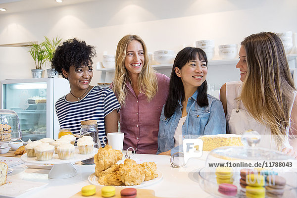 Junge Frauen lächeln in der Bäckerei