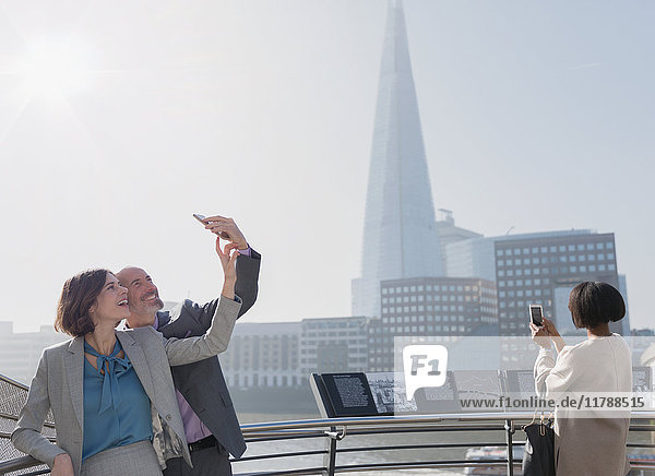 Geschäftspaar nimmt Selfie mit Fotohandy,  London,  UK