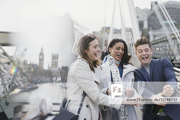 Freunde knallen Champagner  feiern auf der Urban Bridge  London  UK
