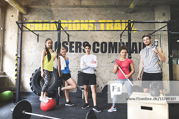 Porträt selbstbewusster junger Menschen im Fitnessstudio