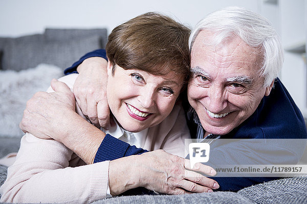Seniorenpaar auf der Couch liegend  umarmend