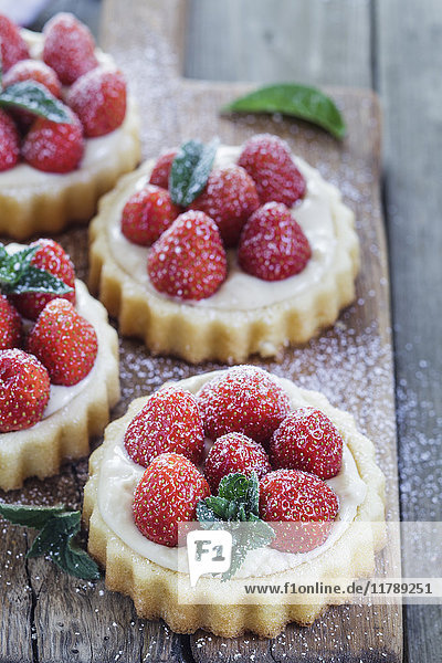Törtchen mit Puddingfüllung und Erdbeeren